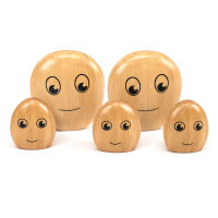 Rodina dřevěných oblázků