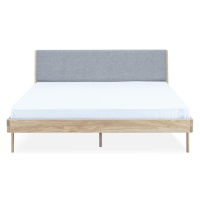 Sivá/prírodná čalúnená dvojlôžková posteľ z dubového dreva 180x200 cm Fawn - Gazzda
