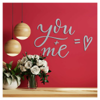Krátky anglický nápis na stenu - You + Me, Strieborná
