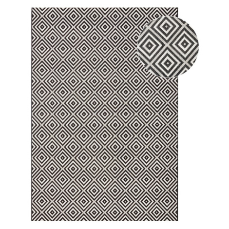 Čierno-biely vonkajší koberec NORTHRUGS Karo, 140 × 200 cm Hanse Home