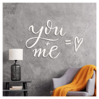 Krátky anglický nápis na stenu - You + Me, Biela