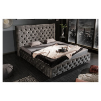 Estila Luxusná čalúnená posteľ Kreon s Chesterfield prešívaním sivá