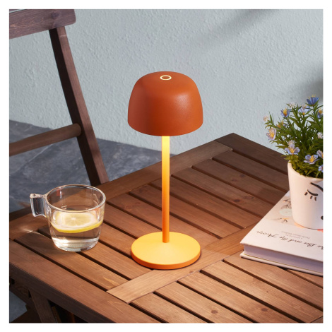 Lindby LED dobíjacia stolová lampa Arietty, oranžová, hliník, Ø 10,5 cm