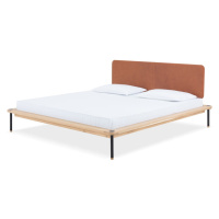 Hnedá/prírodná čalúnená dvojlôžková posteľ z dubového dreva s roštom 180x200 cm Fina - Gazzda