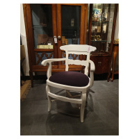 Estila Provensálska luxusná stolička Nuevas Formas v bielej farbe s lakťovými opierkami a fialov
