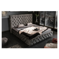 Estila Luxusná chesterfield manželská posteľ Kreon s tmavosivým zamatovým poťahom a s vysokým če