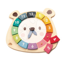 Drevené hodiny s medveďom Bear Colour Clock Tender Leaf Toys závesné s 12 farebnými číslami