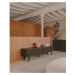 Tmavohnedý TV stolík v dekore jaseňa 200x50 cm Mailen – Kave Home