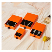 Darčeková krabička na šperky v oranžovej farbe