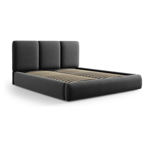 Tmavosivá zamatová čalúnená dvojlôžková posteľ s úložným priestorom s roštom 180x200 cm Brody –  Mazzini Sofas