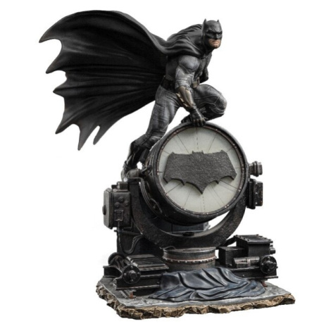 Soška Iron Studios Batman na Batsignal Deluxe - Zack Snyder`S Juistice League - DC Comics - Art 