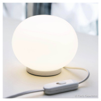 FLOS Glo-Ball Basic Zero – biela stolná lampa