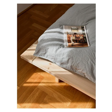 Dvojlôžková posteľ z borovicového dreva s roštom 180x200 cm Japan – Karup Design